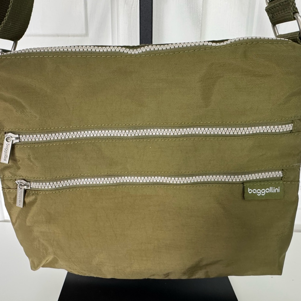 Baggallini 2-Zip Adjustable Crossbody Bag Green/Orange 11” x 9.5” x 1” EXC COND